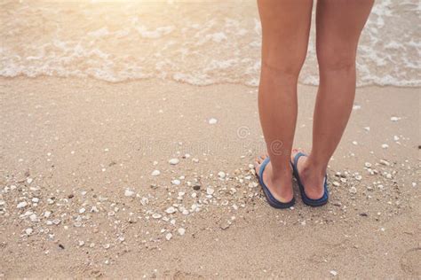 Beine weit gespreizt am Fkk Strand